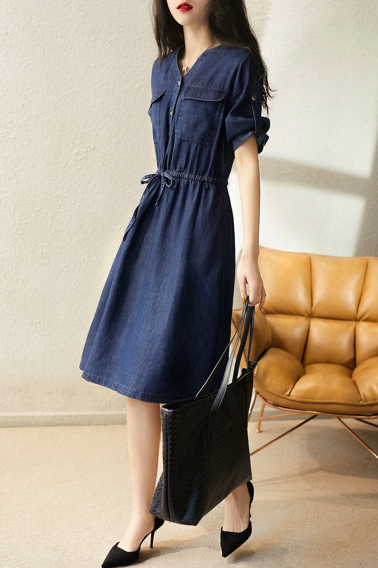 Robe mi-longue fluide habillée bleue avec manches courtes, taille ajustée par une ceinture, parfaite pour un look élégant.