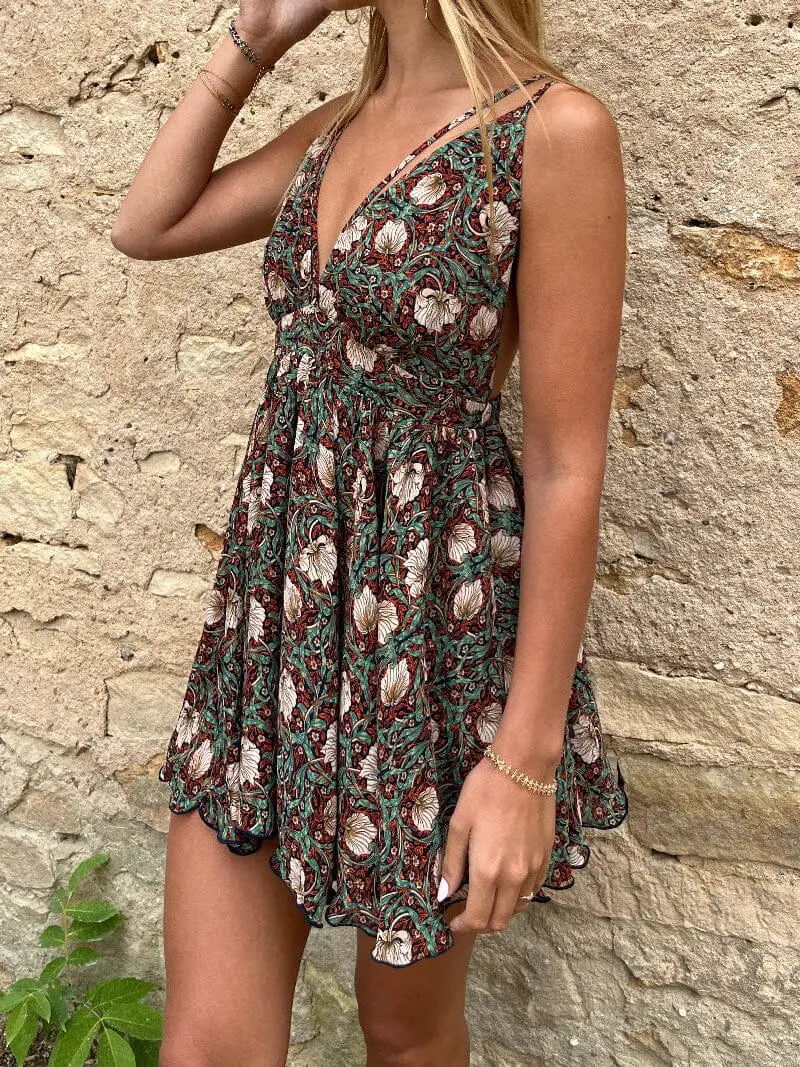Robe bohème fleurie Nymphea élégante et estivale avec imprimé floral, coupe courte, idéale pour un style décontracté.