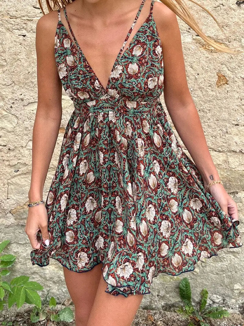 Robe bohème fleurie nymphea avec motifs élégants, idéale pour un look estival et décontracté en journée.