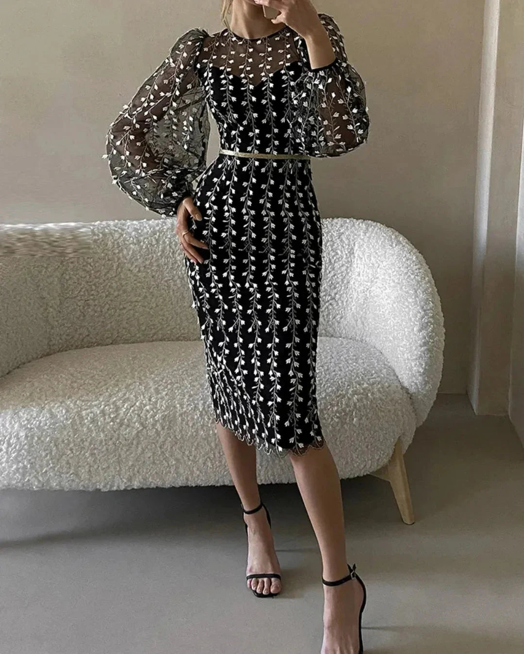 Robe midi noire brodée Alyson avec manches transparentes et motifs floraux élégants pour une soirée chic.