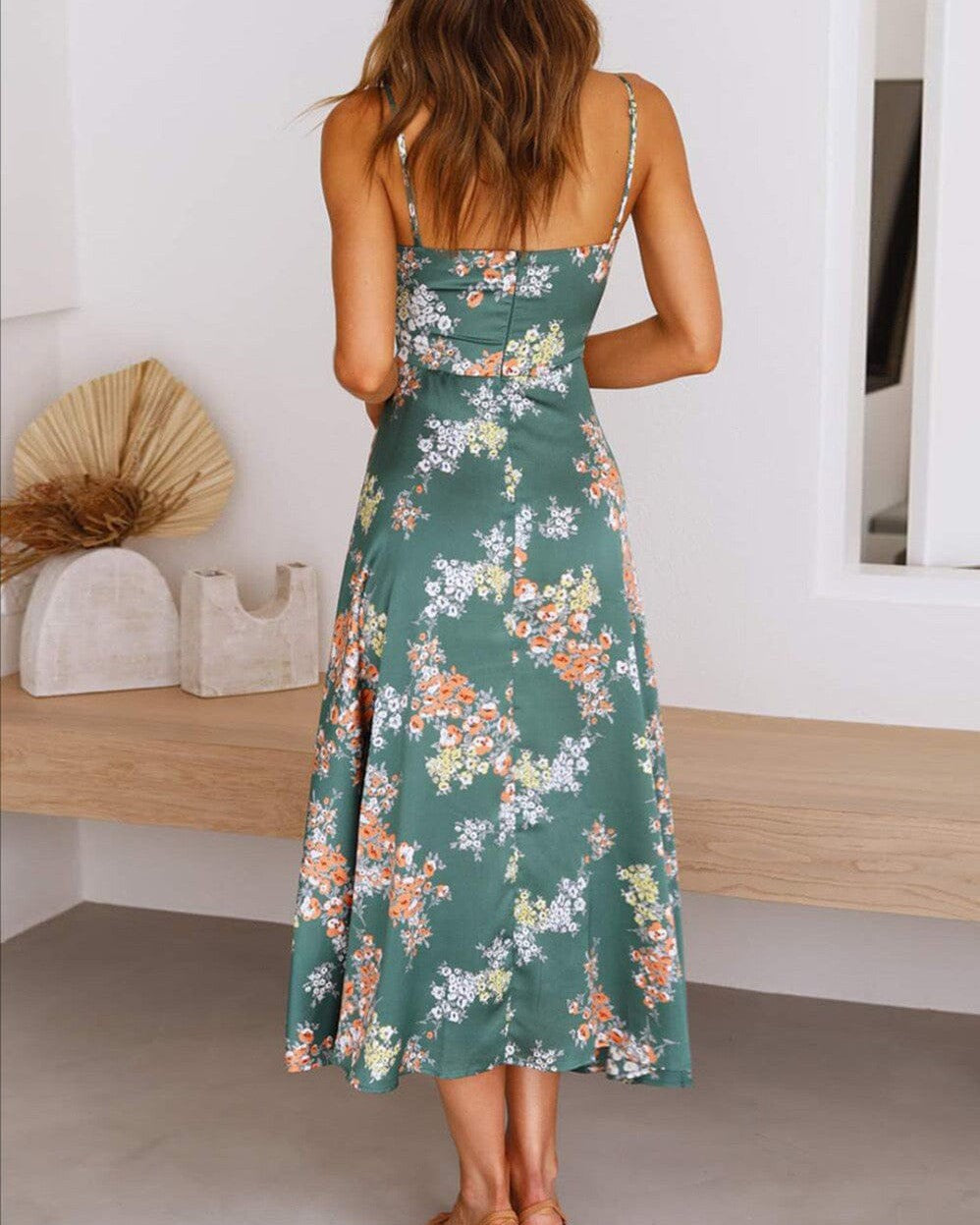 robe longue fleurie bohème enola, dos nu avec fines bretelles, tissu vert imprimé floral, idéale pour un look estival chic