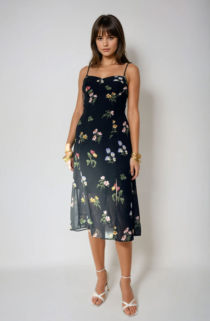 Robe longue fleurie avec fente, parfaite pour l'été, avec un design floral élégant et féminin nommé Maria.