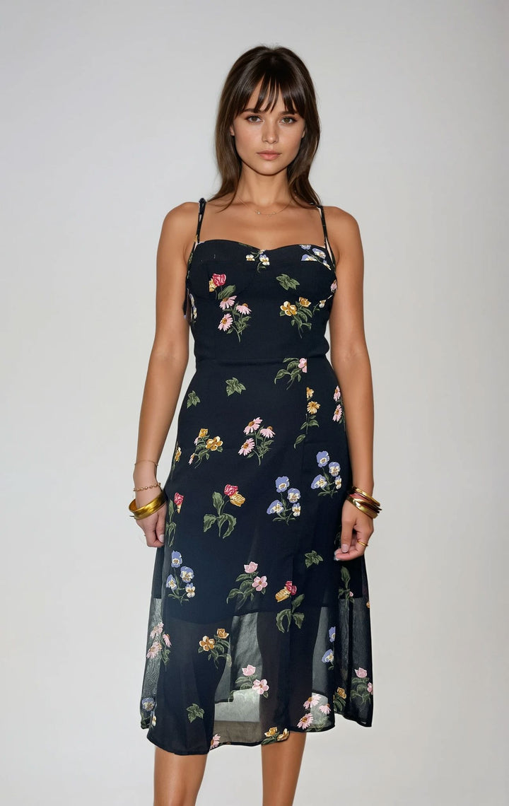 Robe longue à motifs floraux avec fente, style élégant et confortable pour une tenue estivale chic et féminine.