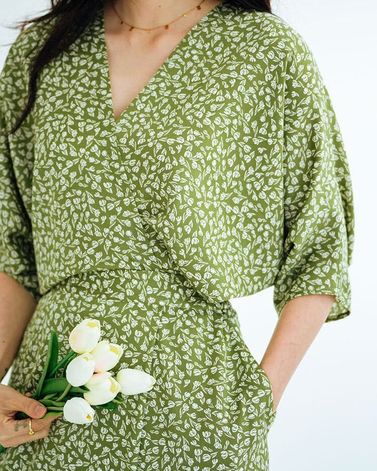 robe longue fluide fleurie verte motif fleuri - coline, femme tenant un bouquet de fleurs blanches tulipes