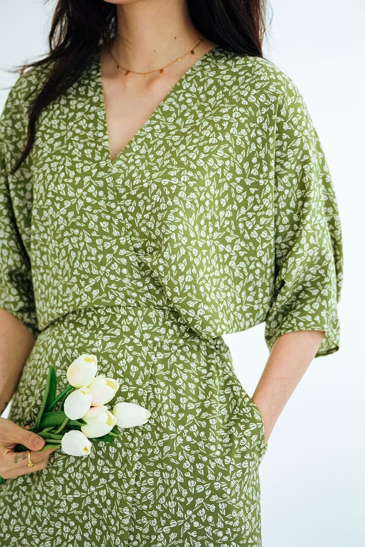 robe longue fluide fleurie verte motif fleuri - coline, femme tenant un bouquet de fleurs blanches tulipes