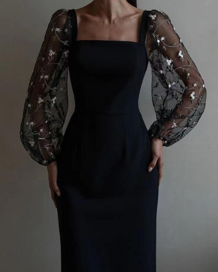 Robe élégante avec manches longues transparentes ornées de motifs floraux, style chic et sophistiqué pour occasions spéciales.