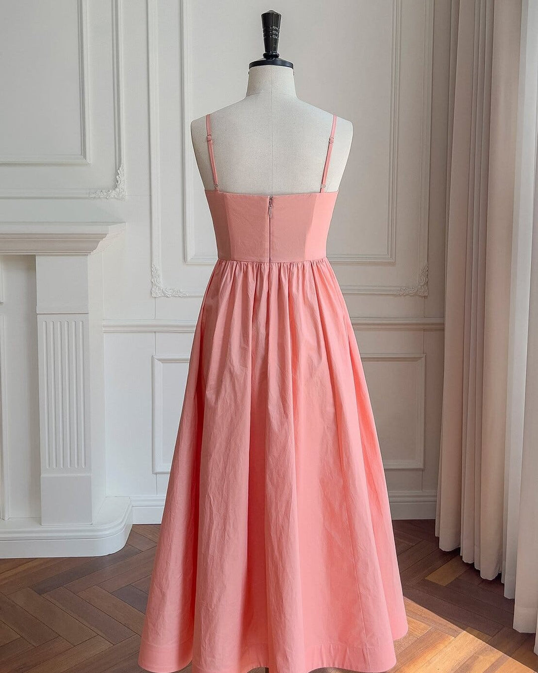 robe de soirée rose courte à fines bretelles pour occasions spéciales, édition limitée jenna, vue de dos dans un intérieur élégant