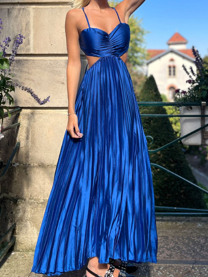 Robe de soirée longue élégante de couleur bleue avec dos nu et jupe plissée, parfaite pour un événement formel.