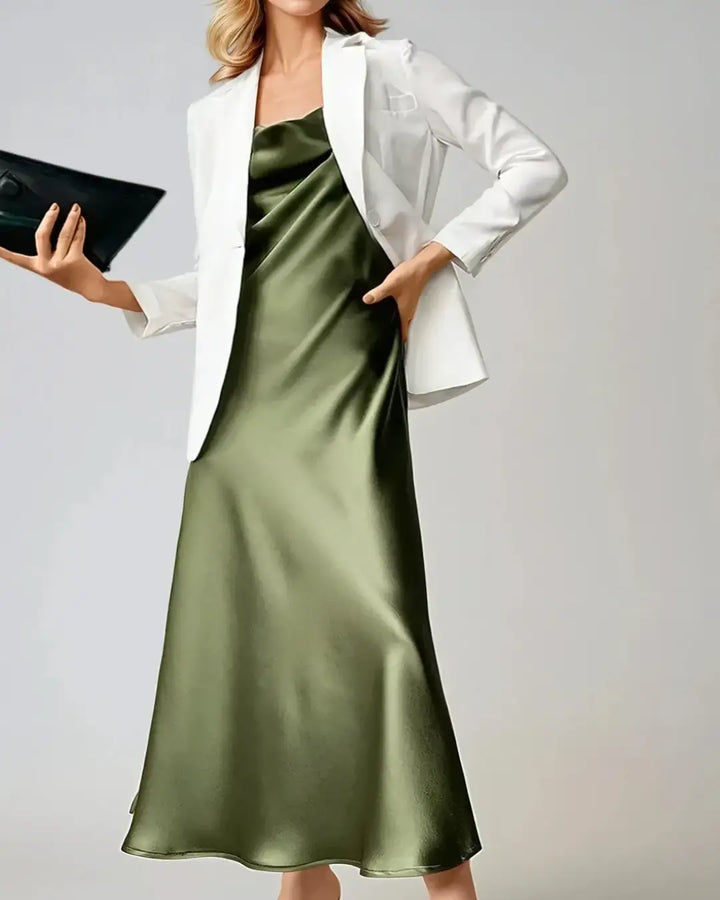 Robe cocktail en satin Victorine avec veste blanche, tenue élégante pour soirées et événements spéciaux, style moderne.