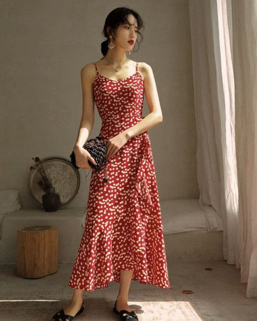 robe longue à fleurs rouges, élégante et féminine, idéale pour l'été, présentation dans une ambiance lumineuse et décontractée