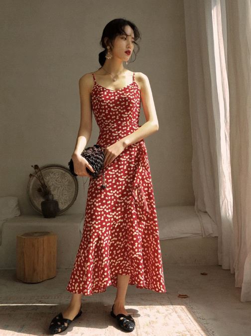 robe longue à fleurs rouges, élégante et féminine, idéale pour l'été, présentation dans une ambiance lumineuse et décontractée