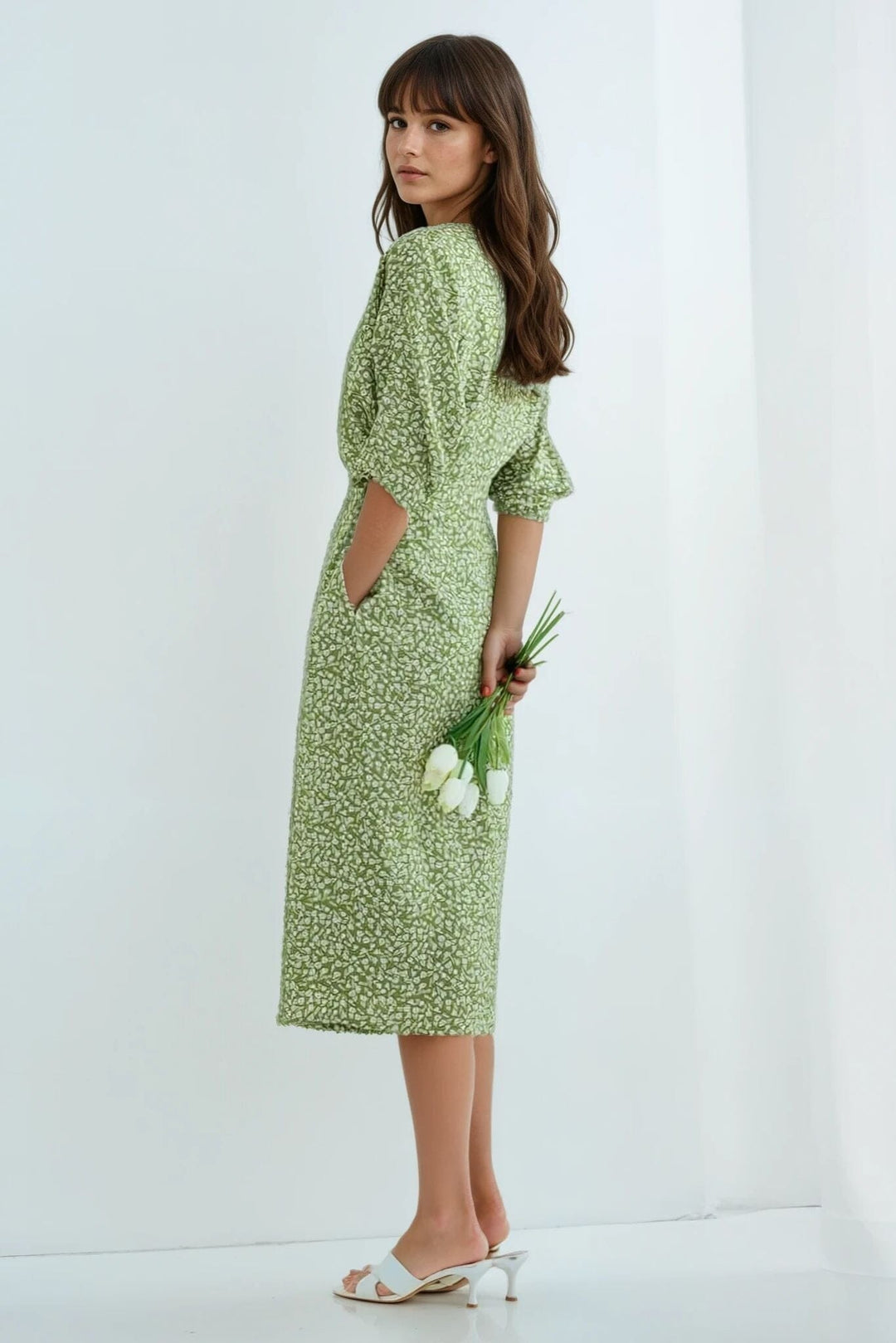 Robe longue fluide fleurie verte Coline portée avec élégance, idéale pour une tenue estivale chic et confortable.