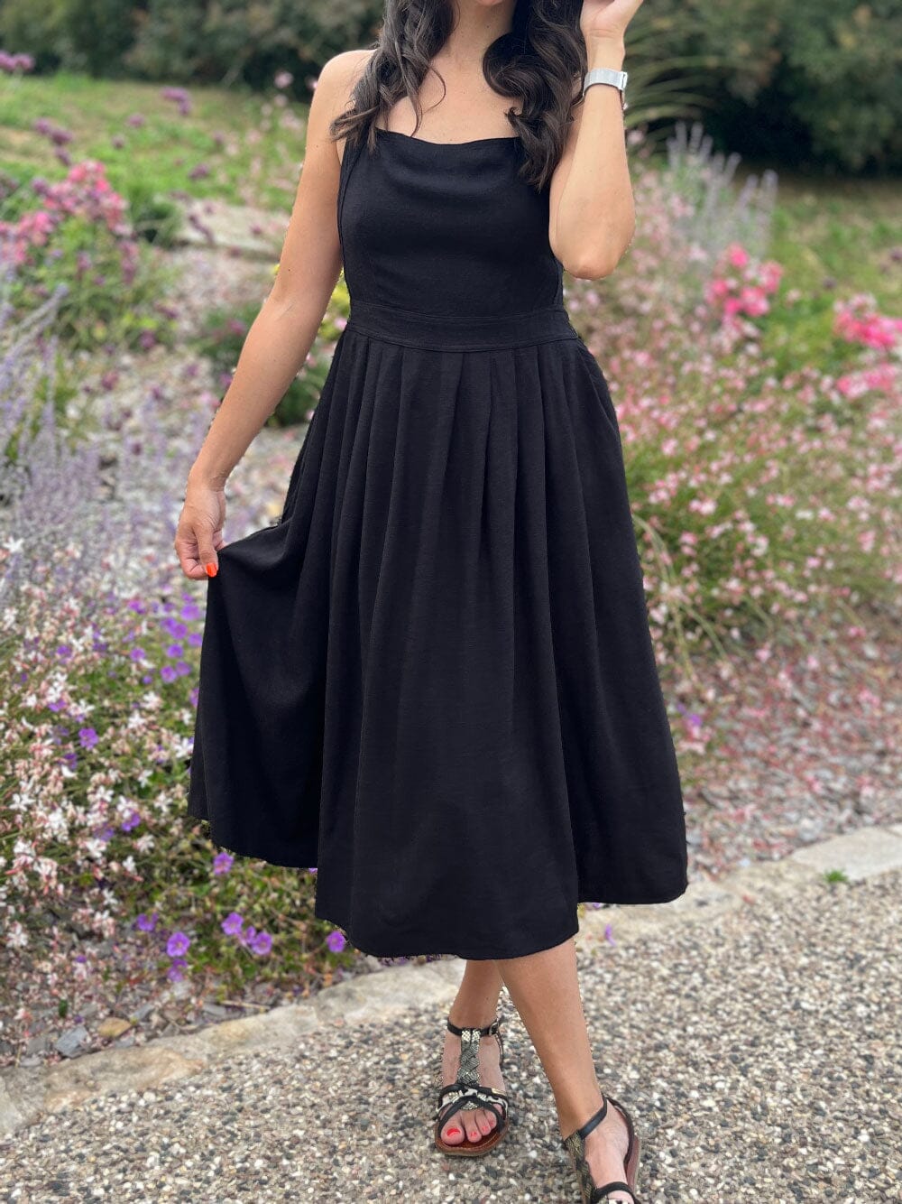 Robe en lin style Louisa avec dos croisé, élégante et longue, parfaite pour une soirée d'été dans un jardin fleuri.