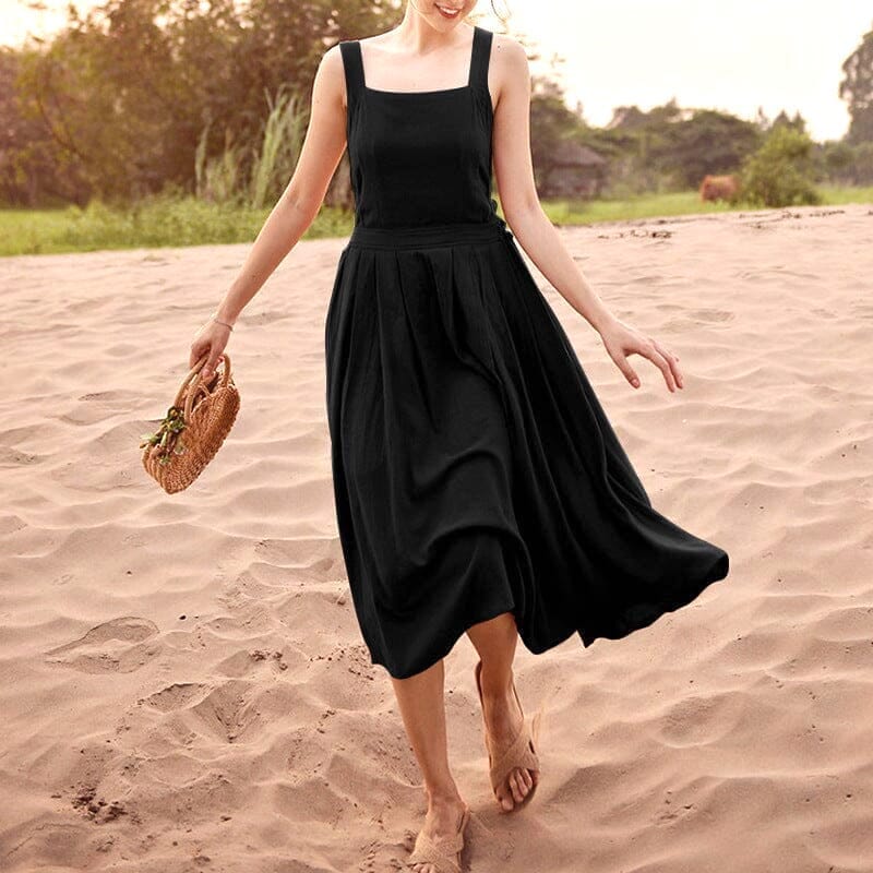 robe lin dos nu croisé noir femme sur une plage, robe longue fluide et élégante, parfaite pour l'été et les vacances