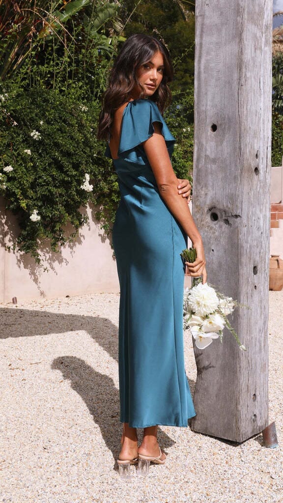 robe longue en satin maia élégante pour événements ou mariages, couleur bleu, dos nu, femme tenant des fleurs