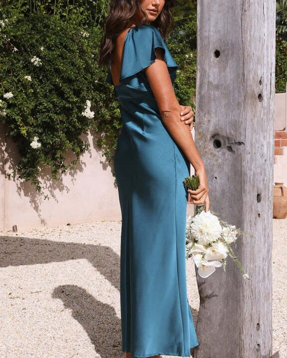 robe longue en satin maia élégante pour événements ou mariages, couleur bleu, dos nu, femme tenant des fleurs