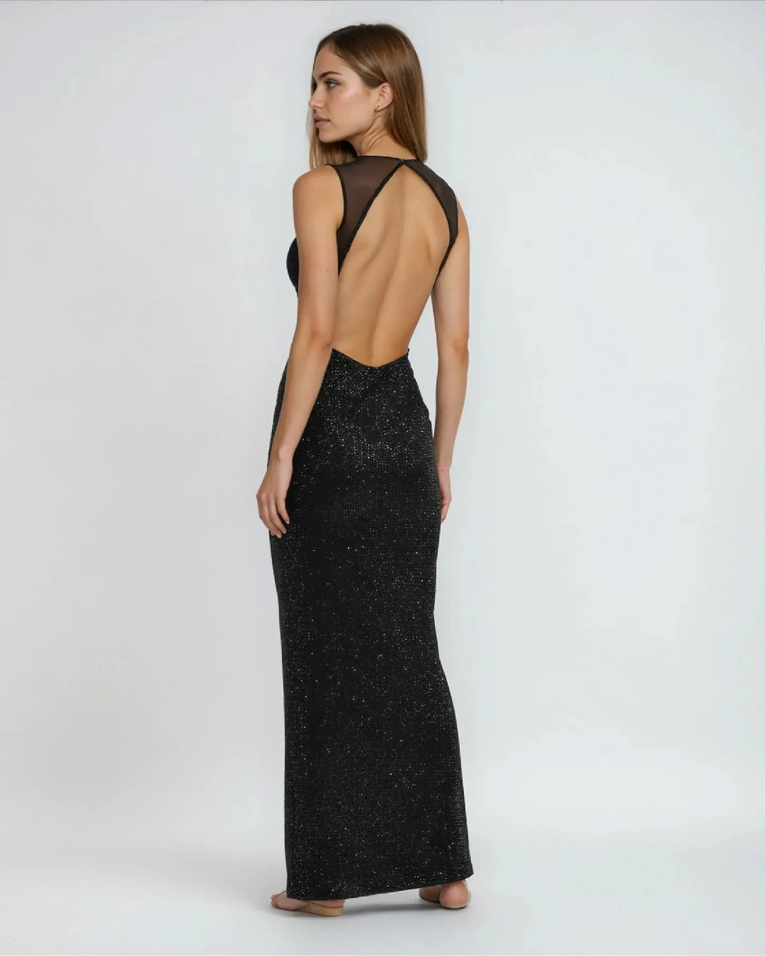 Robe cocktail strass nessa élégante noire avec détails scintillants, idéale pour soirées et événements spéciaux tendance.