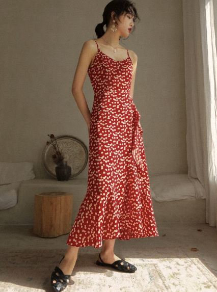 robe longue à fleurs rouges avec bretelles fines, tissu fluide et coupe élégante, idéale pour une tenue décontractée ou habillée