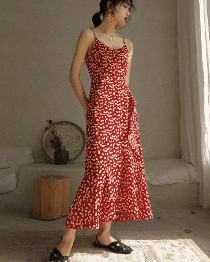 robe longue à fleurs rouges avec bretelles fines, tissu fluide et coupe élégante, idéale pour une tenue décontractée ou habillée