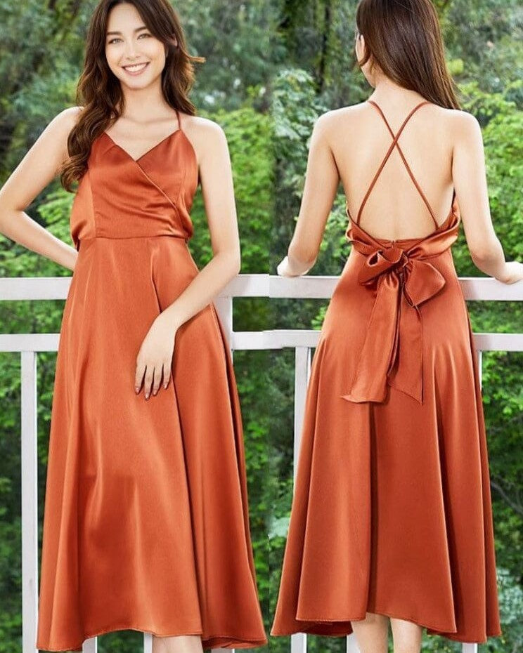 robe satin dos nu couleur bronze mi-longue avec bretelles croisées, vue de face et de dos, tenue élégante estivale