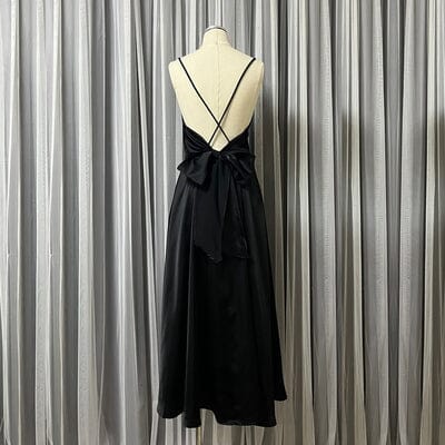 robe satin dos nu noire mi-longue en soie avec bretelles croisées et nœud, robe élégante tessa pour soirées et événements