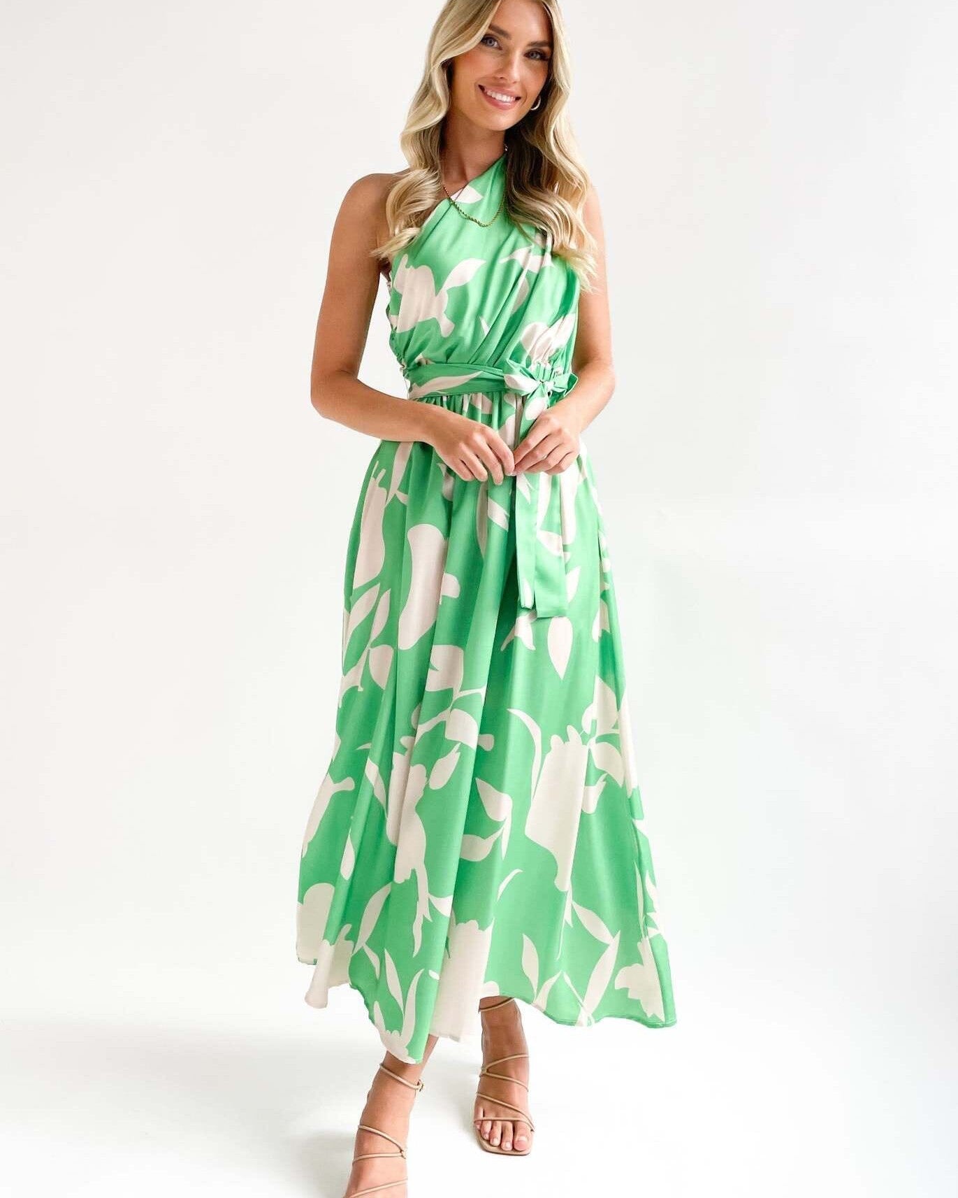 robe une epaule denudee lola, vert, imprimé floral, longue, élégante, femme souriante, chaussures à talons, fond blanc