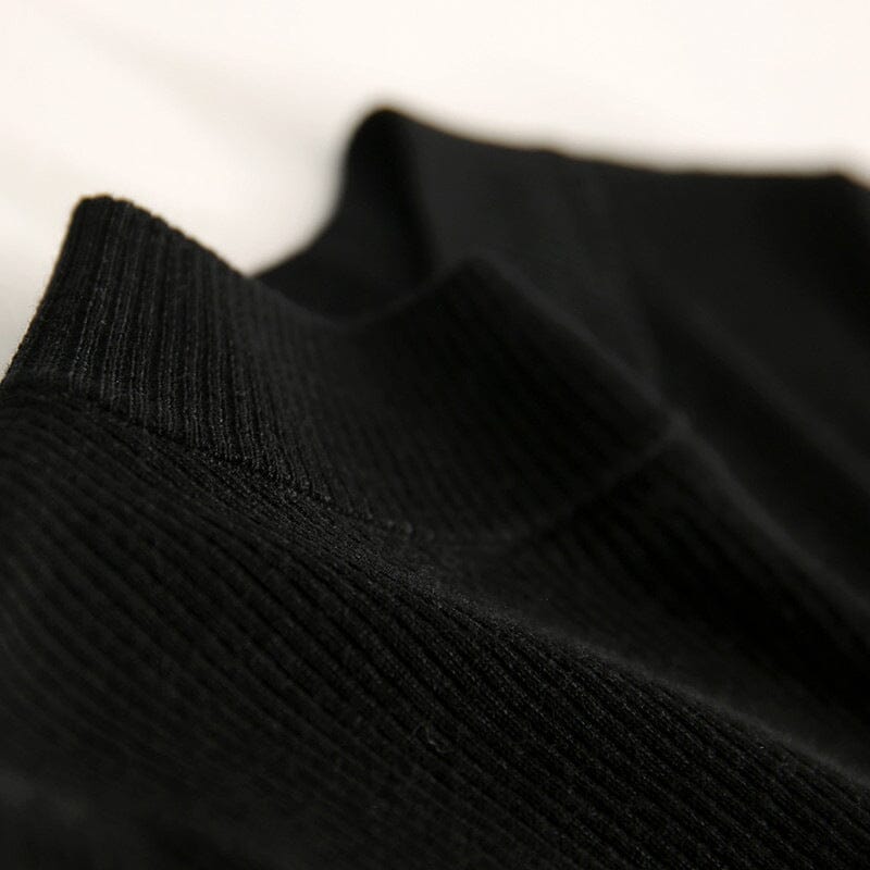 Détail du tissu côtelé de la robe noire midi Samara, élégante et intemporelle, pour un style chic et moderne.