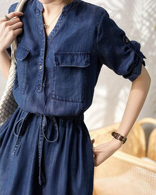 robe mi-longue fluide habillée florence en jean bleu avec manches courtes, idéale pour un look élégant et décontracté