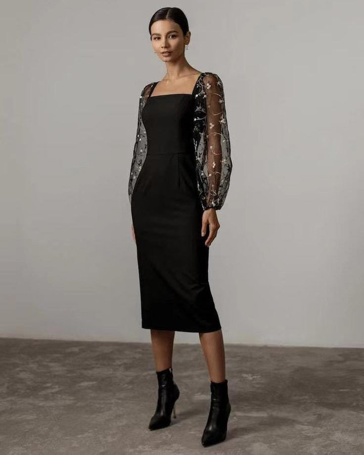 Robe fleurie chic Dorine en tissu noir avec manches longues transparentes à motifs, idéale pour un look élégant et raffiné.