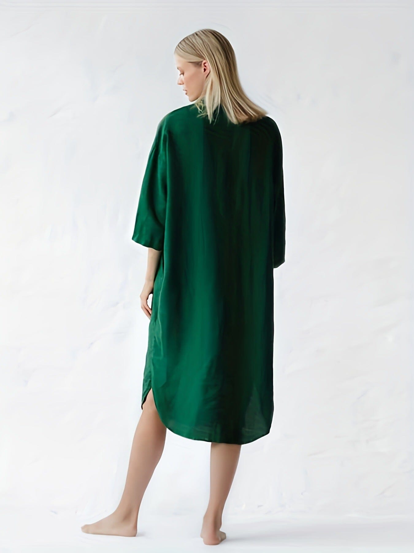 longue robe chemise verte, vue de dos, manches mi-longues, idéale pour un style chic et décontracté