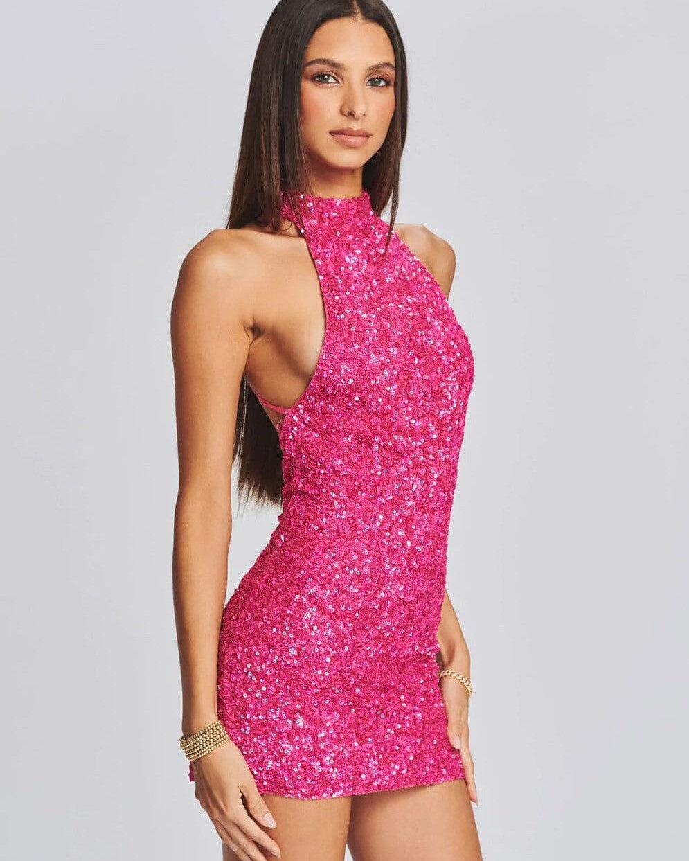 robe à sequins dos nu eva, femme portant une mini robe rose scintillante avec des paillettes, style soirée élégante