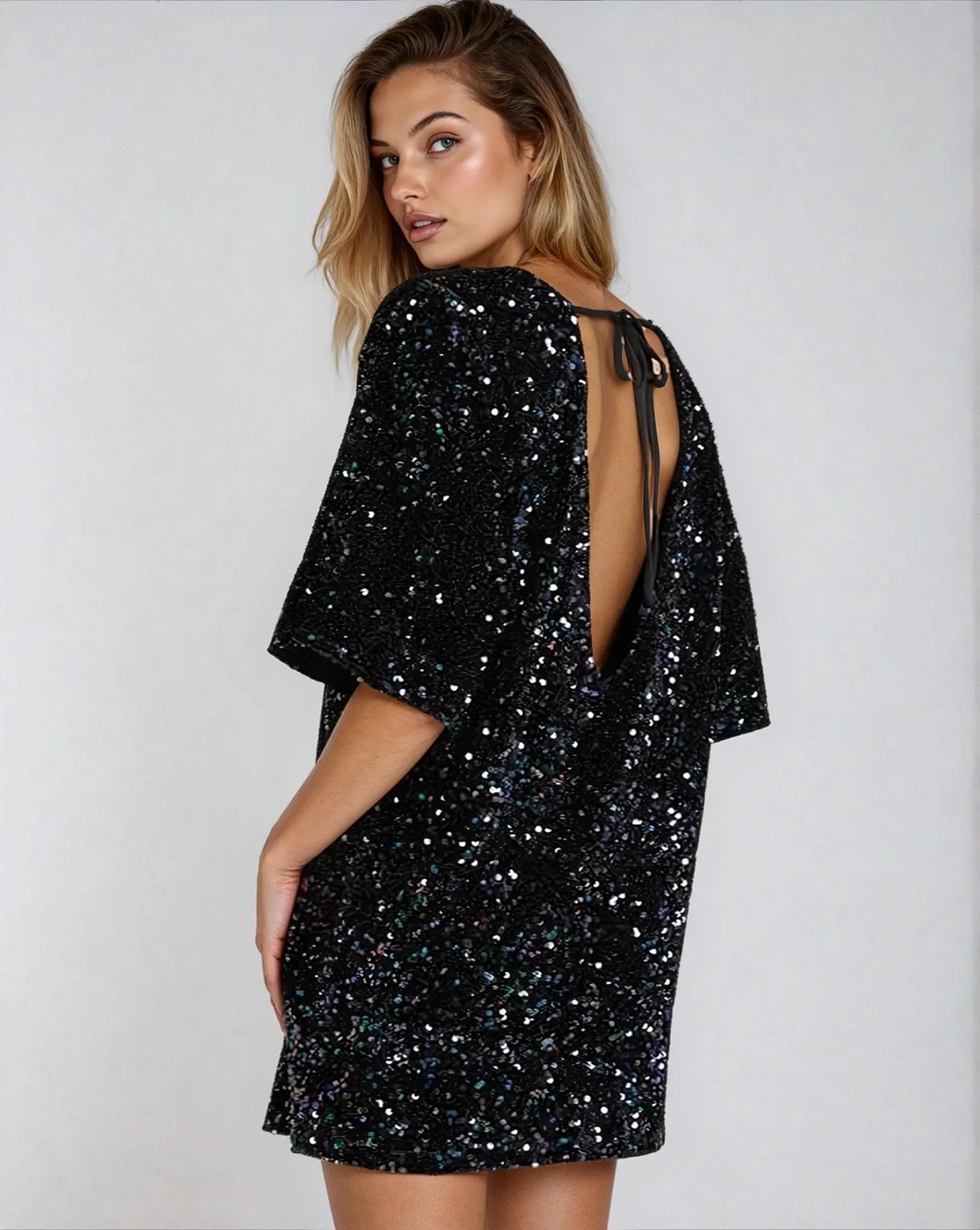 Robe noire à sequins Ezia vue de dos, élégante, manches courtes, avec un décolleté en V profond pour soirée chic.