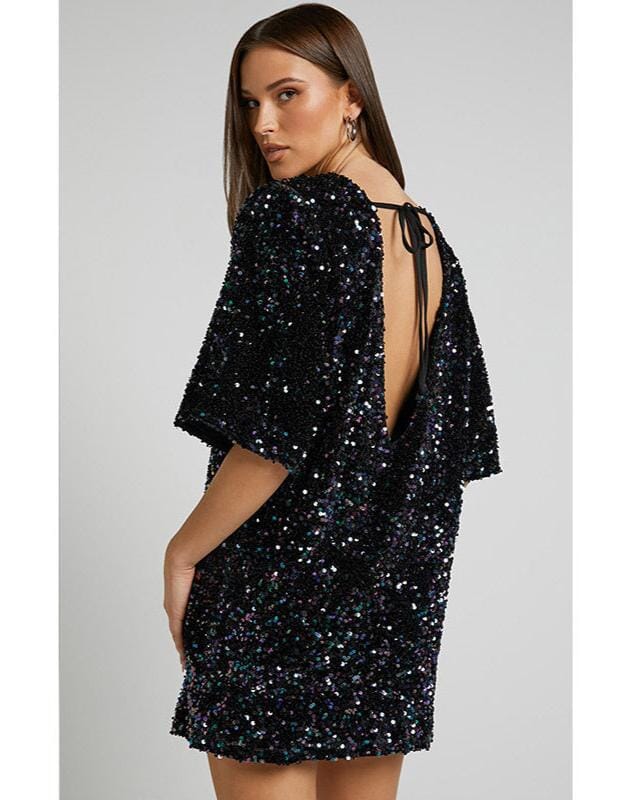 Robe noire à sequins Ezia avec dos nu élégant pour soirées, idéale pour briller et attirer tous les regards.