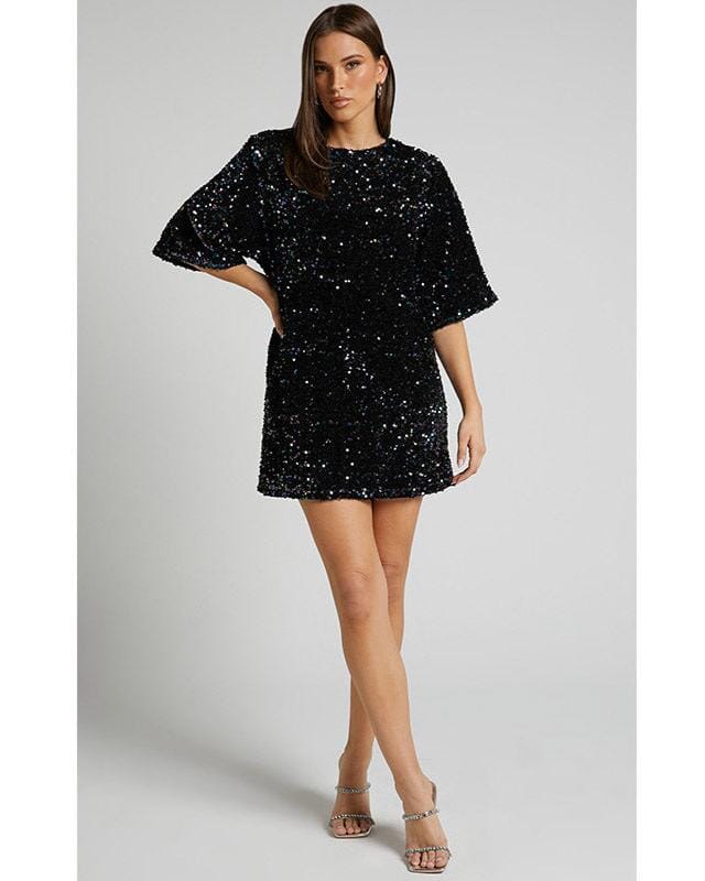 Robe noire à sequins Ezia idéale pour soirées, chic et élégante avec manches larges, tissu scintillant et coupe flatteuse.