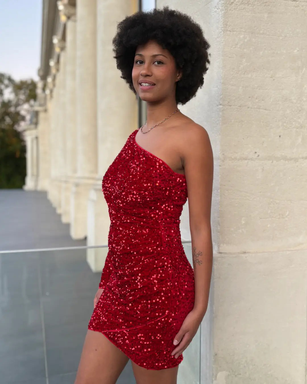 Robe courte asymétrique pailletée, modèle Dorothée, en rouge étincelant, parfaite pour une soirée élégante et festive.