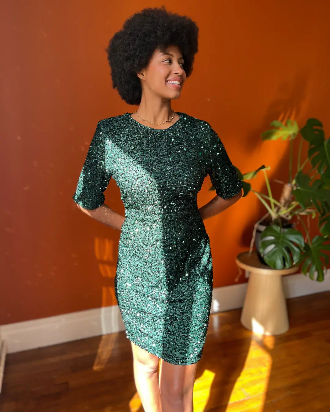 Robe de cocktail courte Cléophée en tissu scintillant, parfaite pour les soirées élégantes et les événements spéciaux.