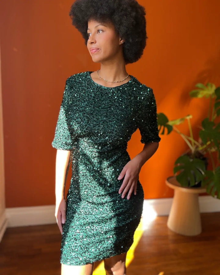 Robe de cocktail courte et élégante, modèle Cléophée, verte scintillante avec manches coudes pour soirée chic.