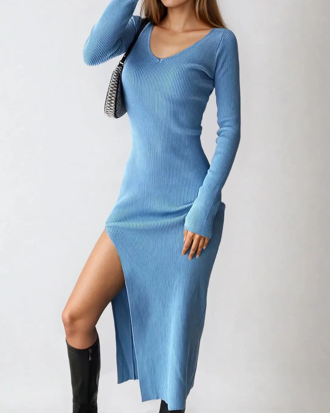 Robe pull longue bleue Céline avec manches longues et fente sur le côté, idéale pour un look chic et confortable.