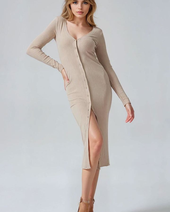 Robe pull longue pour femme en beige avec boutons sur le devant, idéale pour une allure élégante et confortable.