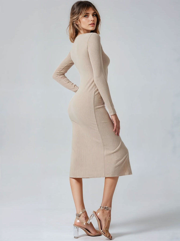 Robe pull longue femme avec manches longues, couleur beige, élégante et ajustée, parfaite pour un look automnal chic.