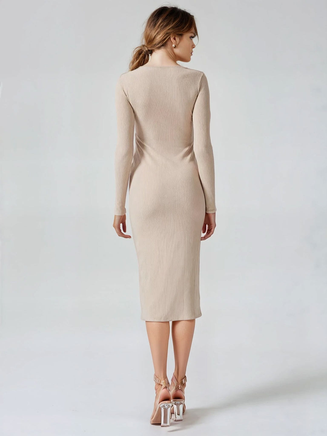 Robe pull longue femme Jessica en maille beige vue de dos, mettant en valeur élégance et confort pour l'hiver.
