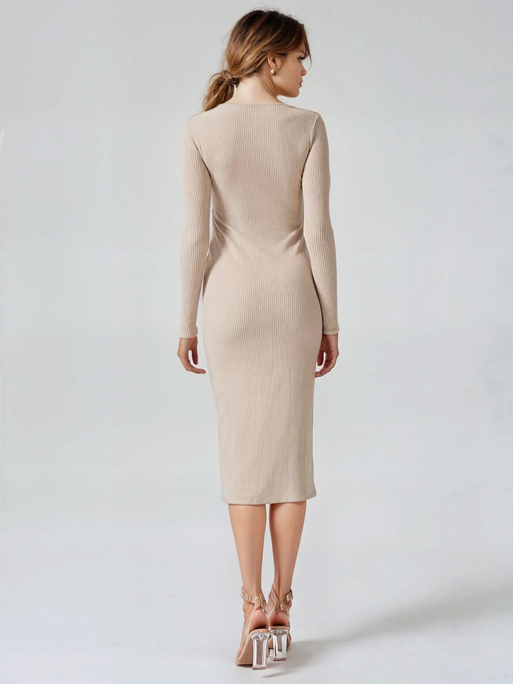 Robe pull longue femme Jessica en maille beige vue de dos, mettant en valeur élégance et confort pour l'hiver.