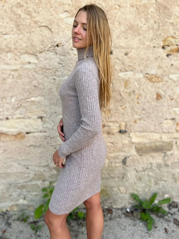 robe pull col roulé en cachemire pour femme, modèle aby, style élégant et confortable, idéal pour l'automne et l'hiver