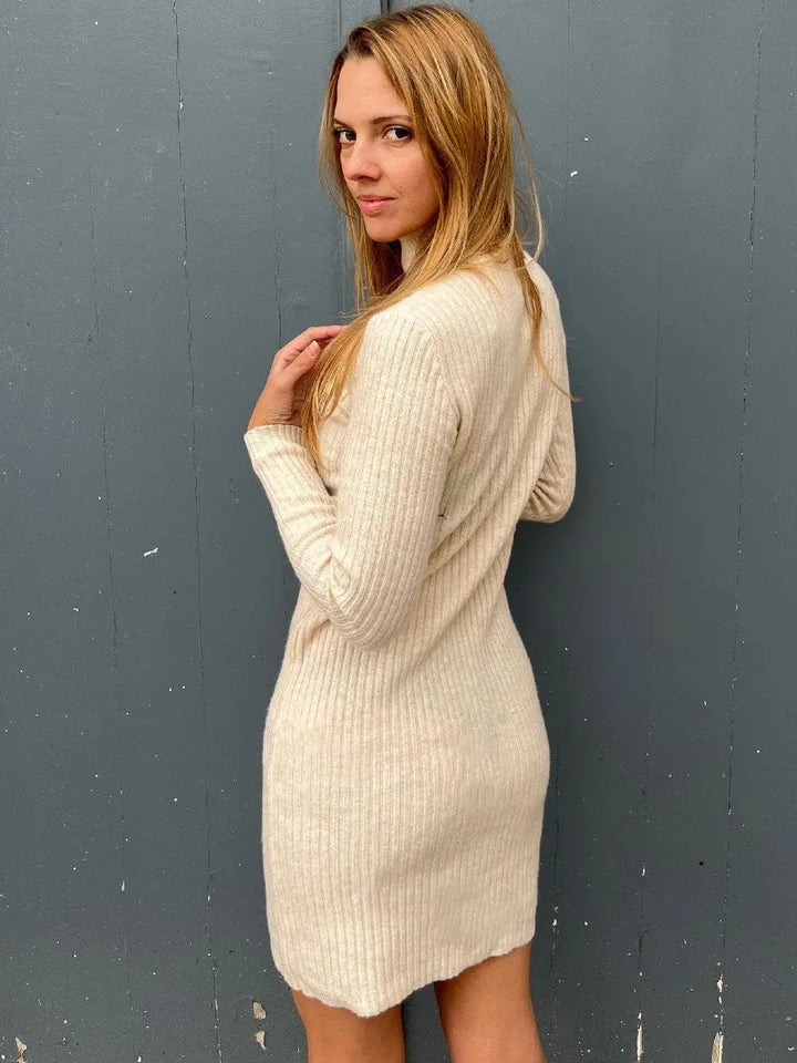 Robe pull col roulé Aby beige en cachemire, élégante et confortable pour l'hiver, parfait pour un look chic et chaleureux.