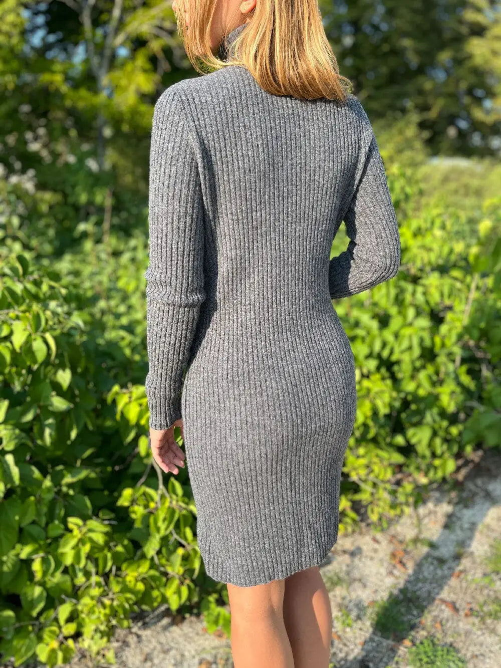 robe pull col roulé en cachemire couleur gris, modèle Aby pour femme, avec des manches longues et look chic