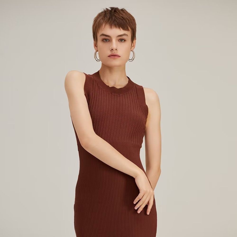 femme portant une robe pull dos nu longue et élégante, idéale pour un look chic et décontracté