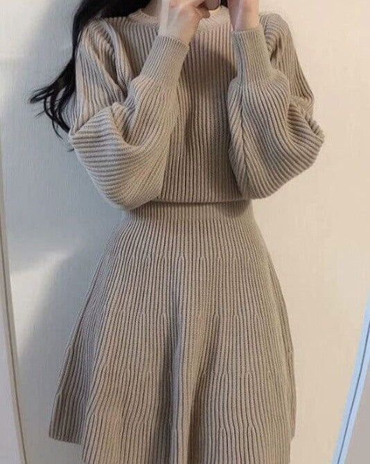 robe courte en maille beige avec manches longues et col rond, parfaite pour un look élégant et confortable en hiver