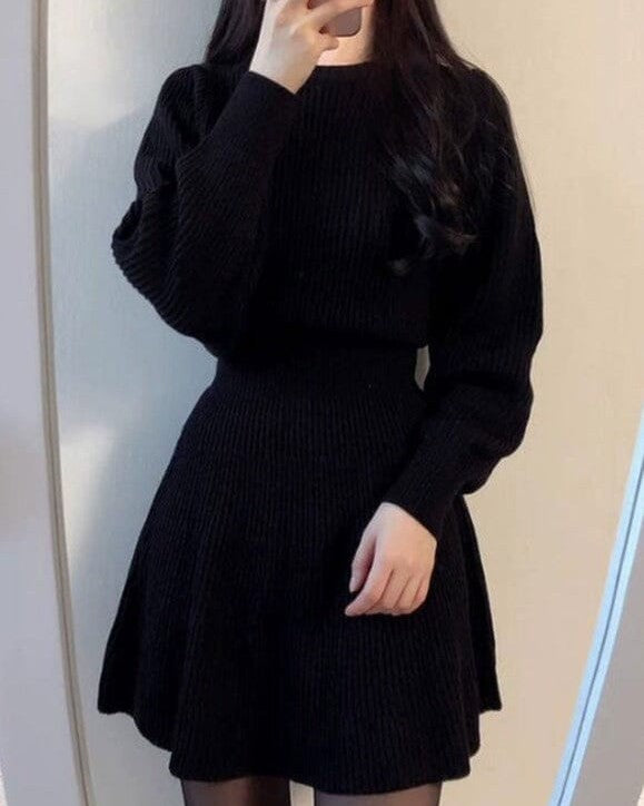 robe pull en maille noire courte à manches longues, élégante et féminine pour l'hiver, modèle Mira, vue de face