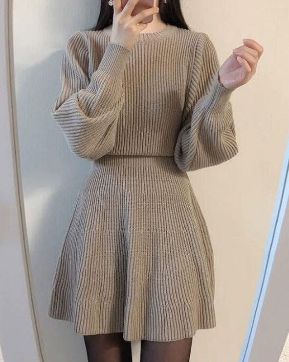 Robe courte en maille beige, idéale pour l'hiver, avec manches longues et col rond, modèle Mira élégant et confortable.