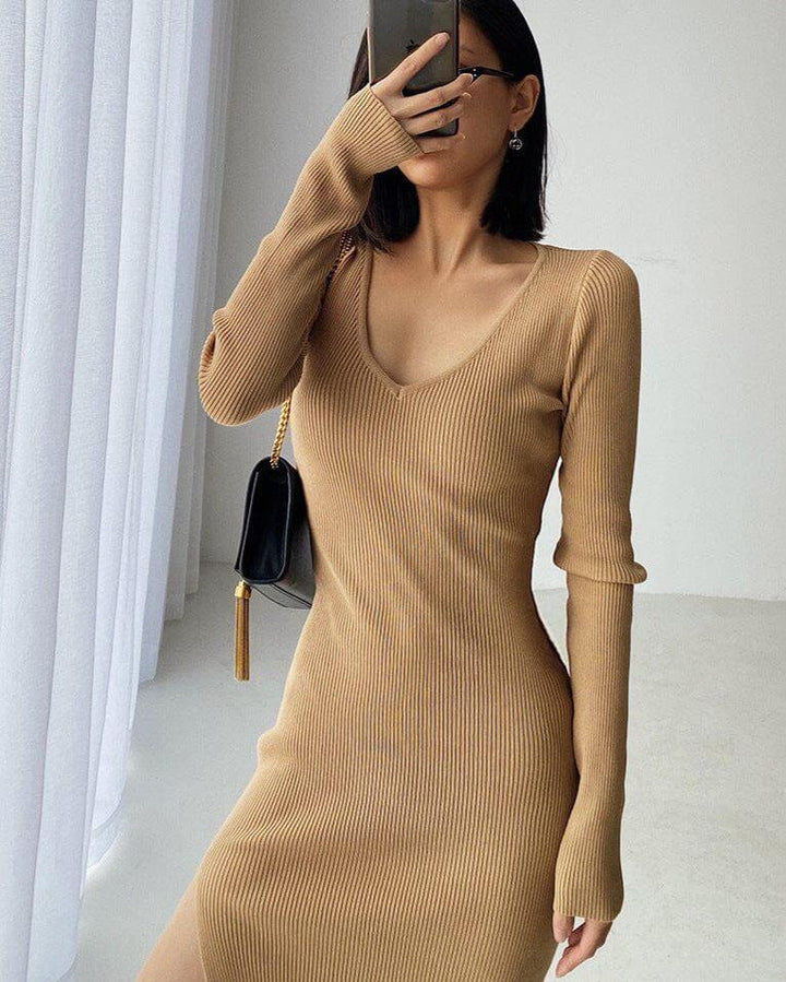 Femme portant une robe pull longue beige Céline, style élégant et moderne idéal pour l'hiver et les occasions décontractées.